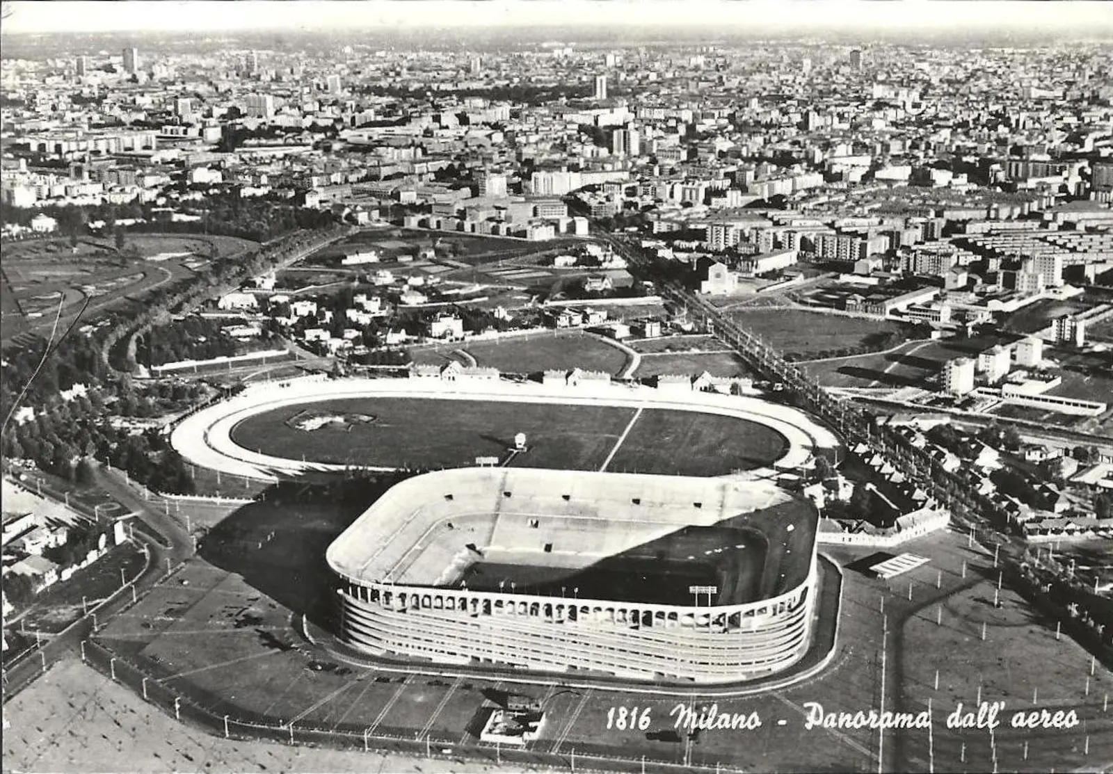 Veduta aerea di San Siro verso est, 1955-59: lo stadio al secondo anello, l’ippodromo, i campi ancora aperti.