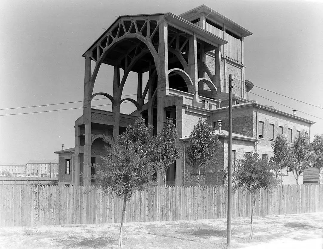 Chiesa lignea in piazza Perrucchetti