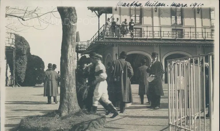 Ippodromo, marzo 1910. Spettatori alla loggia in legno, dieci anni prima dell’apertura ufficiale.