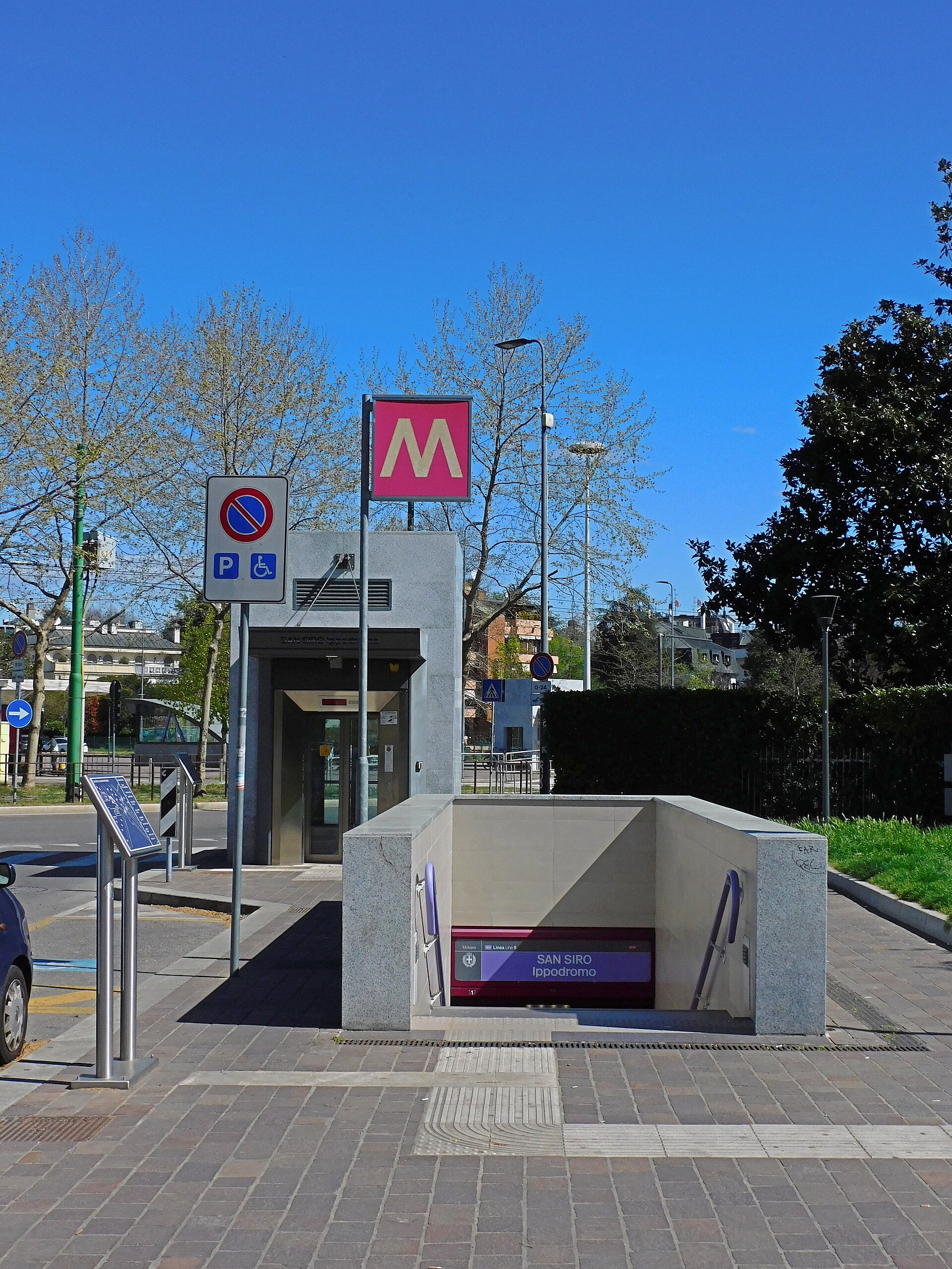 La stazione M5 San Siro Ippodromo, ingresso di via Pessano, 2023: ascensore, scala e l’insegna della metropolitana.