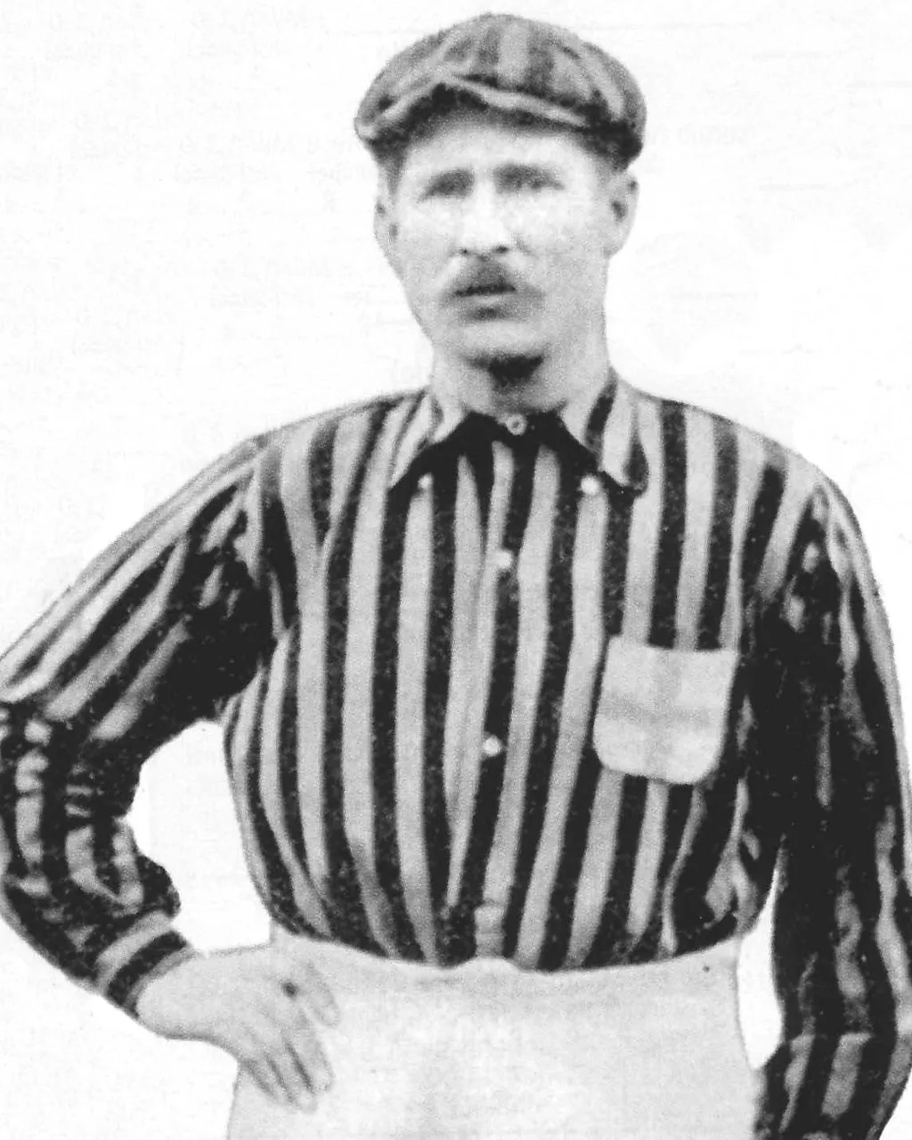 Fondatore e capitano. Maglia a strisce rosse e nere, 1900–1908. Wikimedia Commons, PD-Italy. È la squadra, non lo stadio.