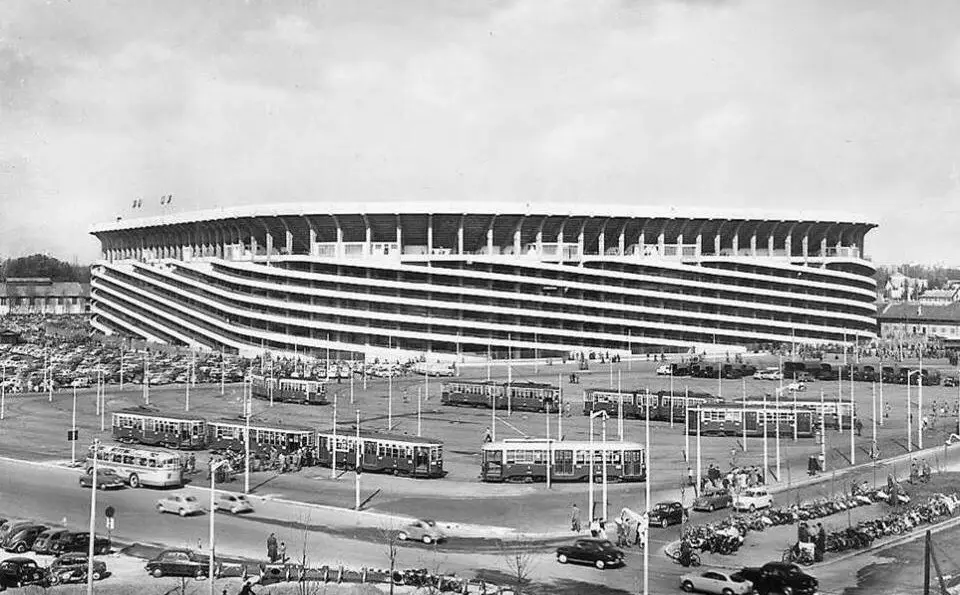 Cartolina dello stadio dopo il secondo anello, anni Cinquanta: rampe elicoidali e automobili a pettine.
