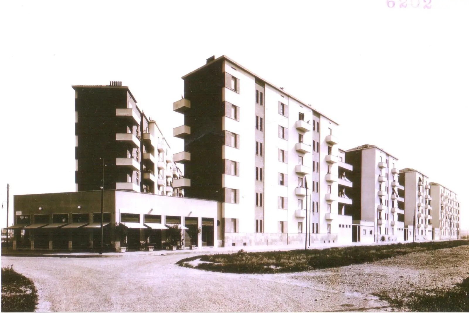 Via Paravia, 1947 circa, ICP Selinunte: torri, negozi, strada ancora sterrata.